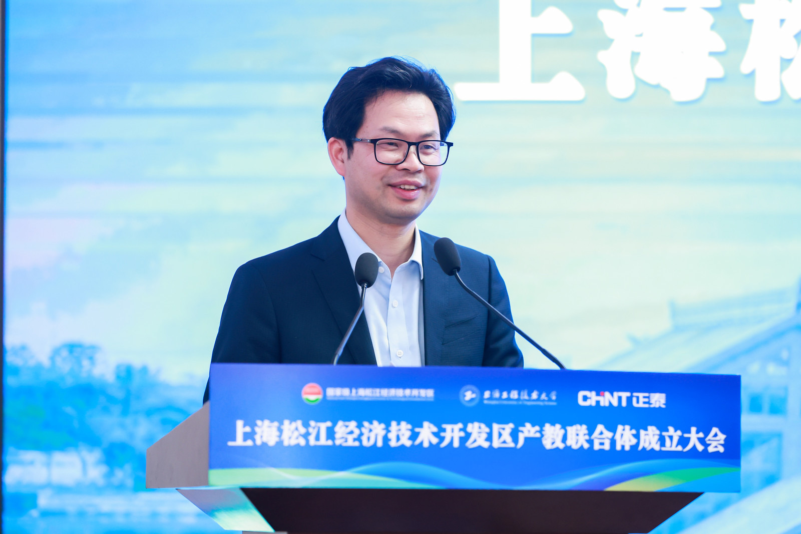 图12高技校校长郑树彬介绍产教联合体.jpg 图12高技校校长郑树彬介绍产教联合体.jpg